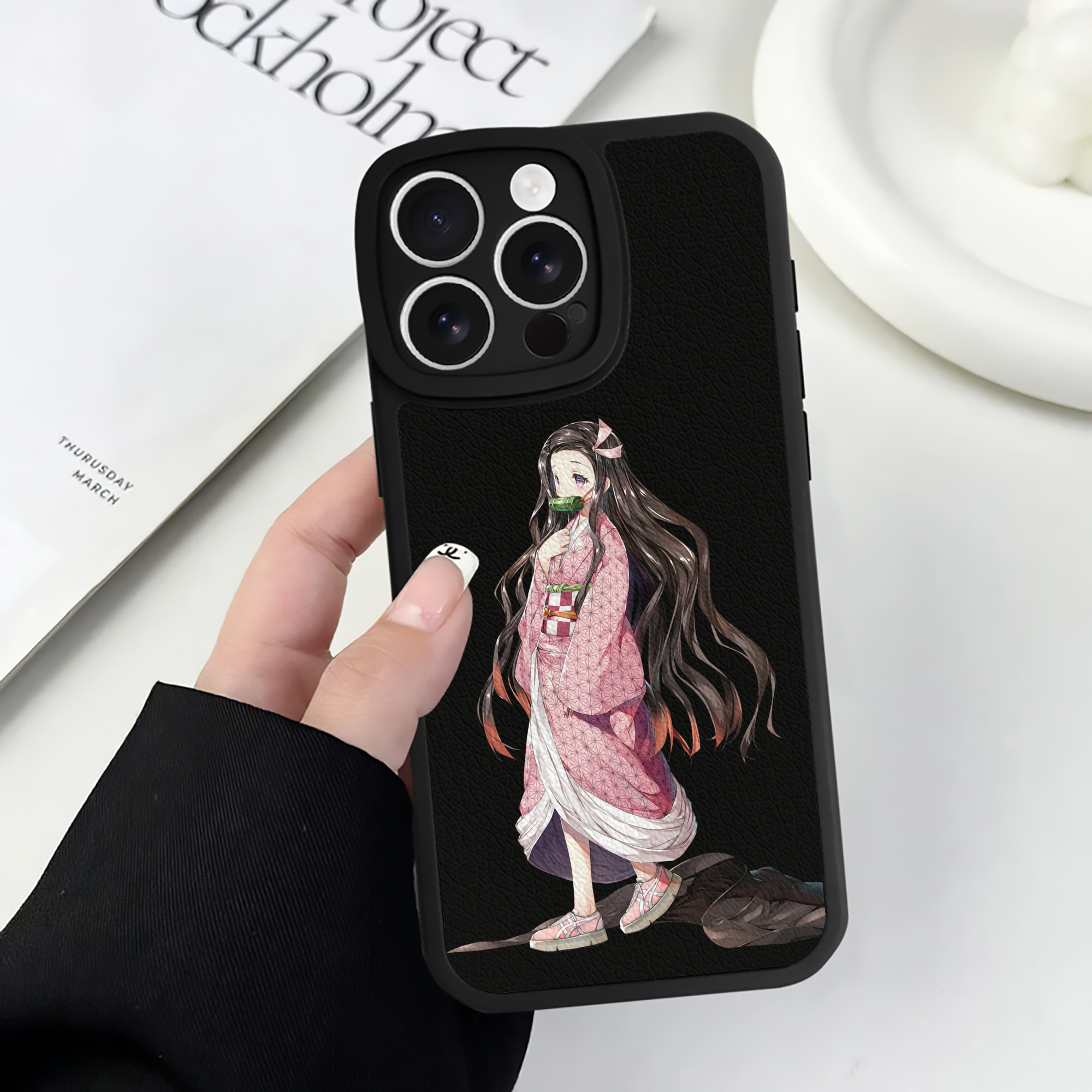 （画像用） 鬼滅の刃（きめつのやいば）竈門 禰󠄀豆子／かまど ねずこ Kamado Nezuko 【iPhone 16シリーズ対応】シリコンスマホケース（レザー調） 材質：シリコン